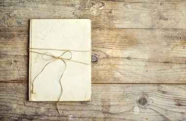 Bir ahşap zemin üzerinde eski defter