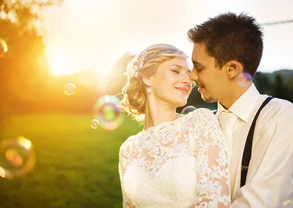 Boda pareja disfrutando momentos románticos —  Fotos de Stock