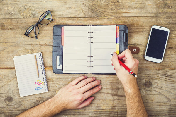 Мужские руки с помощью настольной смеси на офисном столе
