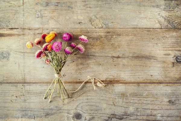 Flores sobre un fondo de madera . — Foto de Stock