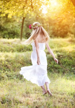 çiçek çelenk kadınla