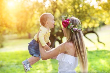 kadın çocuğu ile vakit