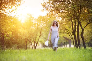 Kadının zamanını dışarıda parkta