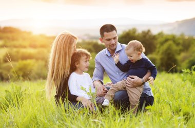 Aile birlikte vakit geçiriyor.