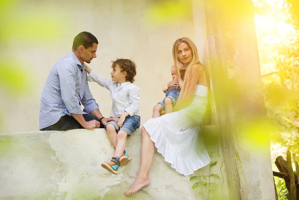 Familia sentada en un porche de casa vieja . — Foto de Stock