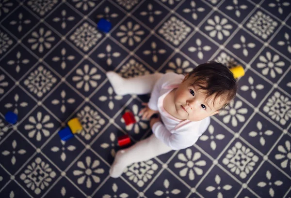 Bonito menina brincando com brinquedos — Fotografia de Stock