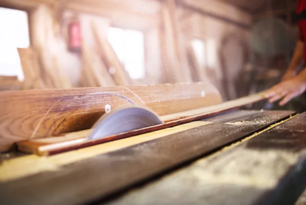 Mani di falegname che tagliano assi di legno — Foto Stock