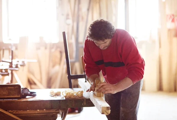 Çalışan adam marangoz — Stok fotoğraf