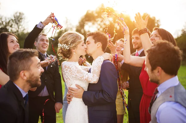 Les jeunes mariés s'embrassent à la réception de mariage — Photo