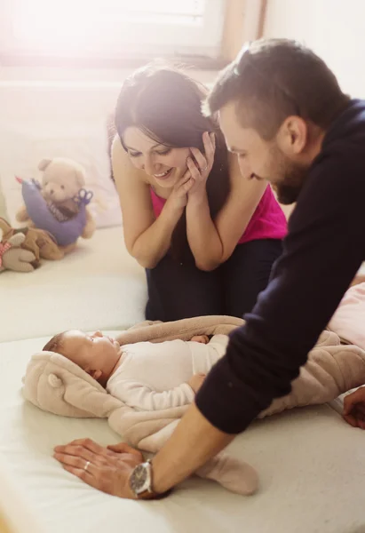 Lyckliga föräldrar med deras lilla bebis — Stockfoto