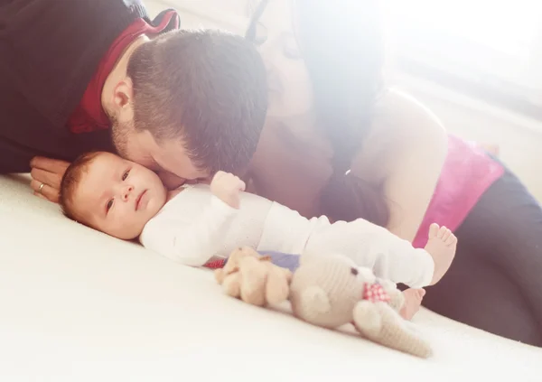 Pais felizes com seu bebê — Fotografia de Stock