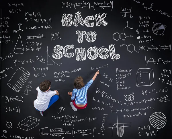 Lindo niño y niña aprendiendo juguetonamente — Foto de Stock