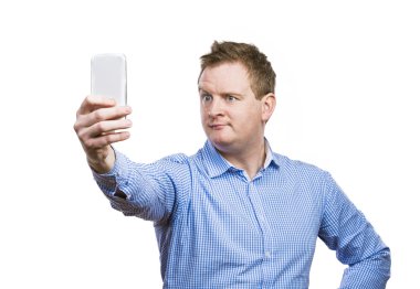 Selfie fotoğraf çekerken adam