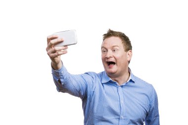 Selfie fotoğraf çekerken adam