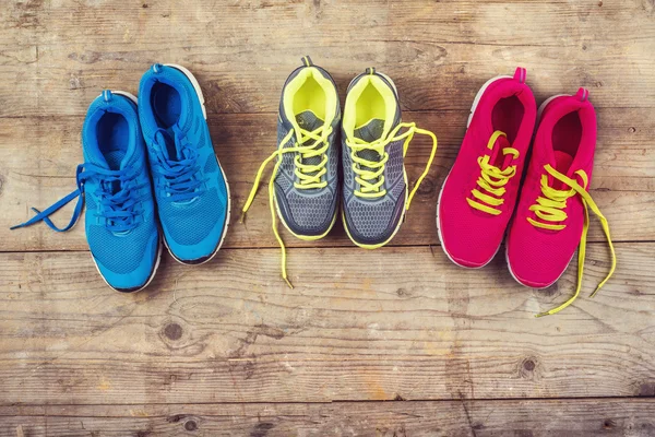 Çeşitli çiftleri renkli spor ayakkabı — Stok fotoğraf