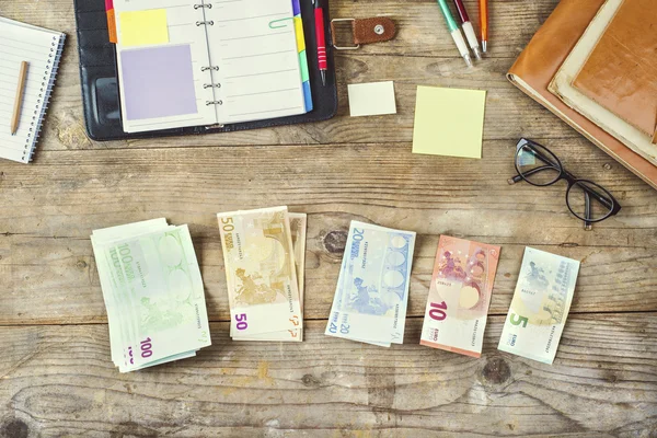 Mistura de material de escritório, gadgets e dinheiro — Fotografia de Stock