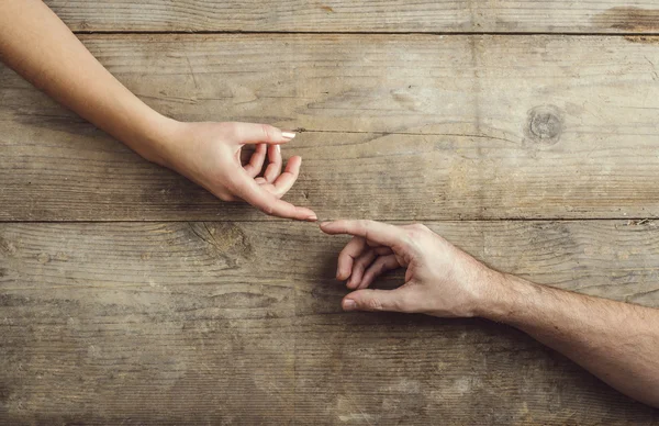 Ręce mężczyzny i kobiety dotykając czule — Zdjęcie stockowe