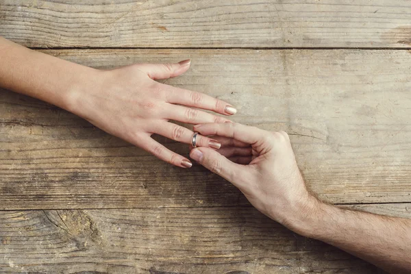 Мужчина нежно предлагает обручальное кольцо женщине — стоковое фото