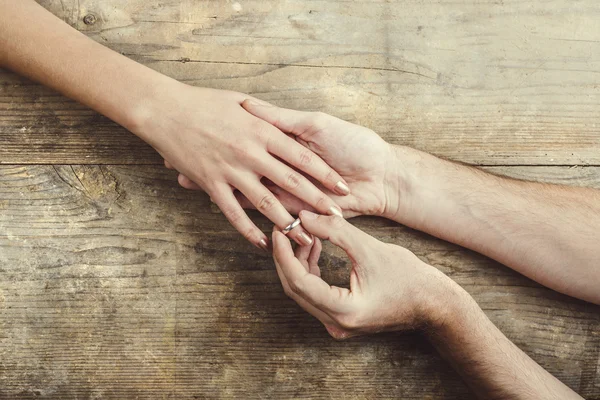 Man putting on engagement ring tenderly to his woman — Stock Photo, Image