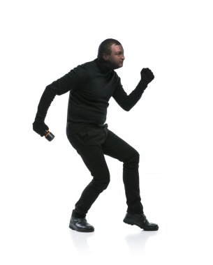 Yüzünde siyah giyimli yün ile hırsız