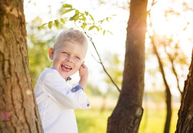 küçük çocuk bir ağaca tırmanmak