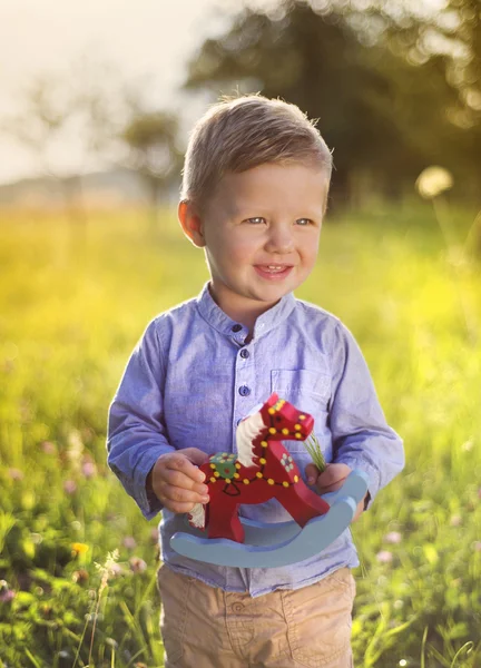 Liten pojke leker med trä leksak — Stockfoto