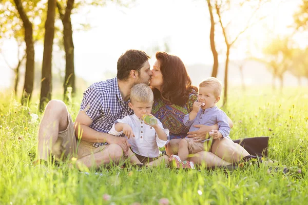 Aile birlikte vakit geçiriyor. — Stok fotoğraf