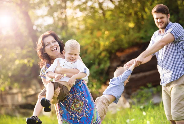 Aile birlikte eğleniyor. — Stok fotoğraf