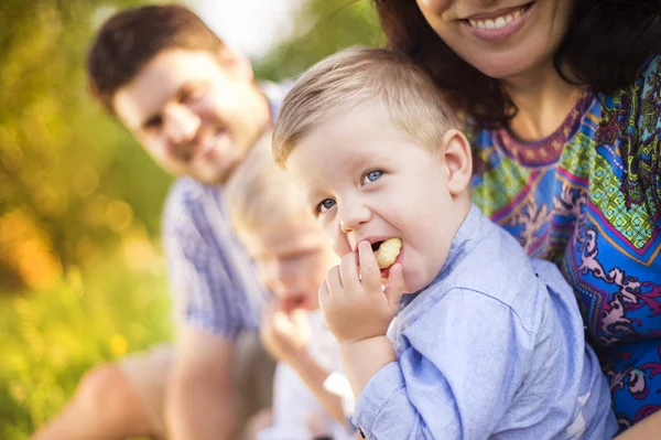 Familie tijd samen doorbrengen — Stockfoto