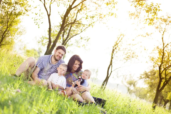 Aile birlikte vakit geçiriyor. — Stok fotoğraf