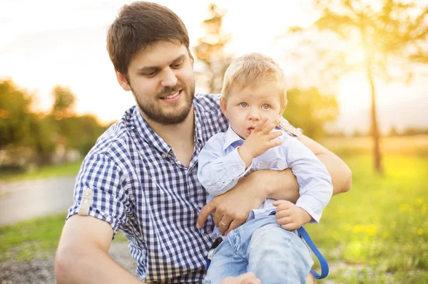 Niño vistiéndose por su padre . — Foto de Stock