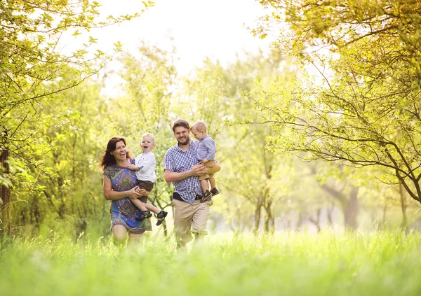 Familie tijd samen doorbrengen — Stockfoto