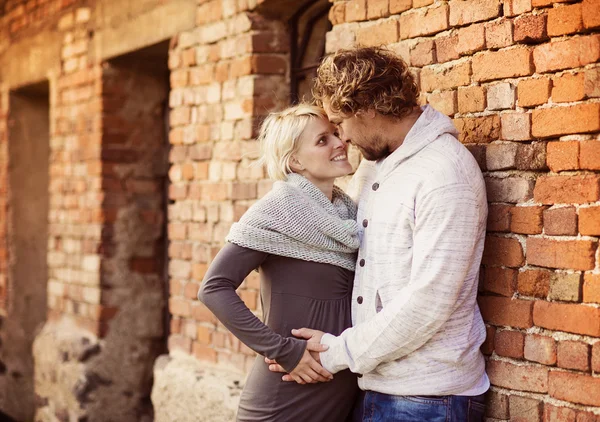 Young pregnant couple standing — Stock Photo, Image