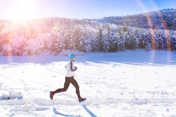 Sportsman jogging på vintern — Stockfoto