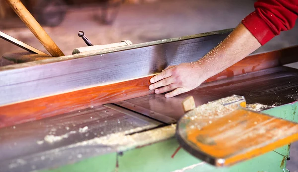 Tischlerhände bei der Arbeit in seiner Werkstatt — Stockfoto