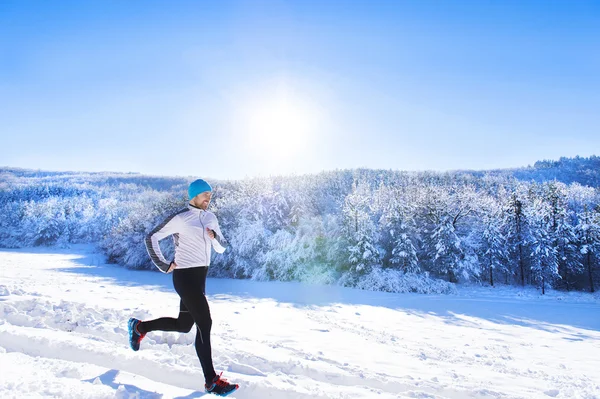 Sportsman jogging på vintern — Stockfoto