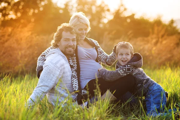 Aile birlikte vakit geçiriyor. — Stok fotoğraf