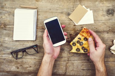 Gadget'ı, sarf malzemeleri ve pizza ile masaüstü karıştırın