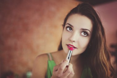 Kadın bir ruj dudakları uygulama