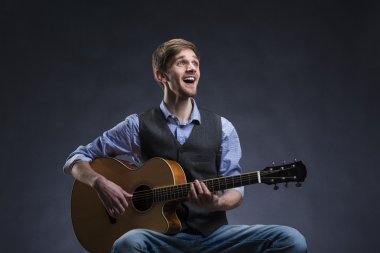 Genç yakışıklı gitarist