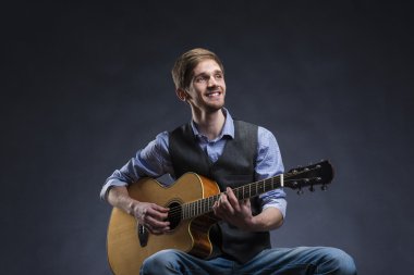 Genç yakışıklı gitarist