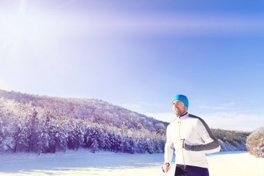 Kışın koşu sporcu