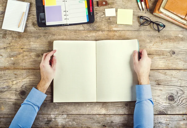 Cuaderno con las manos en la mano —  Fotos de Stock