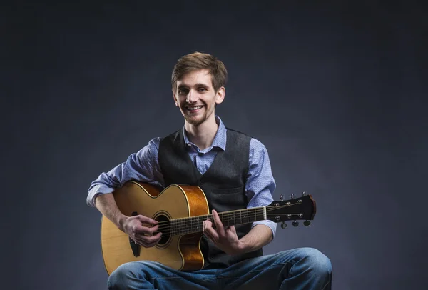 Young handsome guitar player — Stock Photo, Image