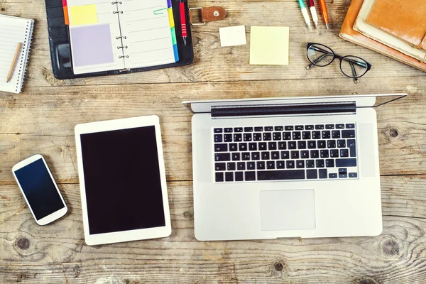 Mischung aus Bürobedarf und Gadgets — Stockfoto