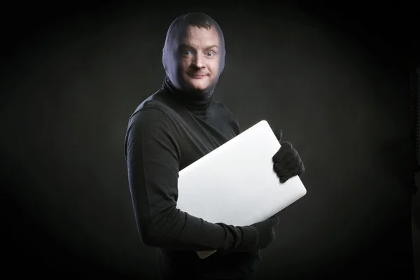 Thief holds laptop — Stock Photo, Image