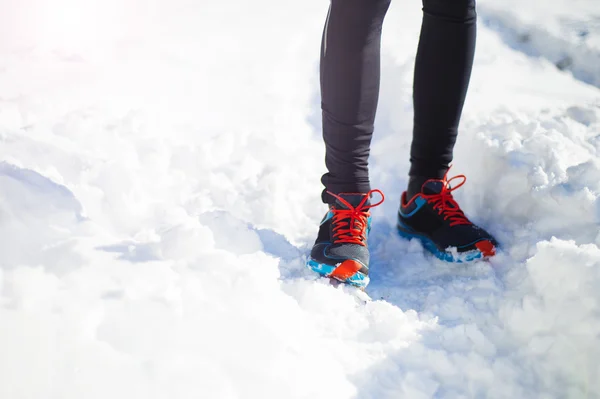 Sportman joggen in winter park — Stockfoto