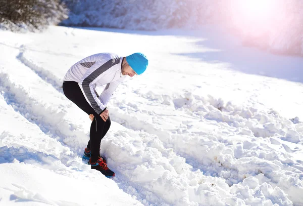 Sportsman skadade knät under jogging — Stockfoto