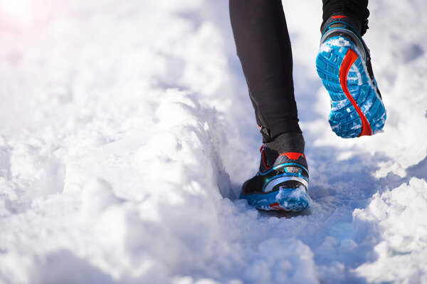 Спортивная пробежка в зимнем парке
