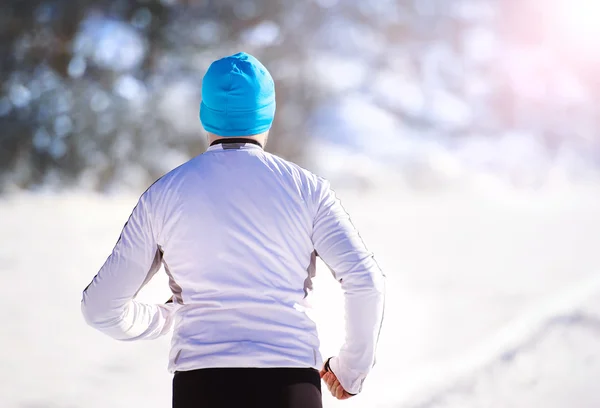Sportsman jogging på vintern — Stockfoto